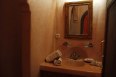 Salle de bain en tadelakt au Riad Azenzer, marrakech