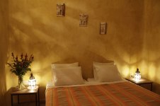 Chambre double supérieure avec un grand lit dans riad de charme à Marrakech